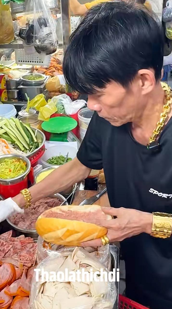 B&aacute;nh m&igrave; ph&aacute; lấu X&oacute;m Chiếu nổi tiếng với gi&aacute; chỉ 25 . 000 Đồng tại TP . HCM - Ảnh 4.