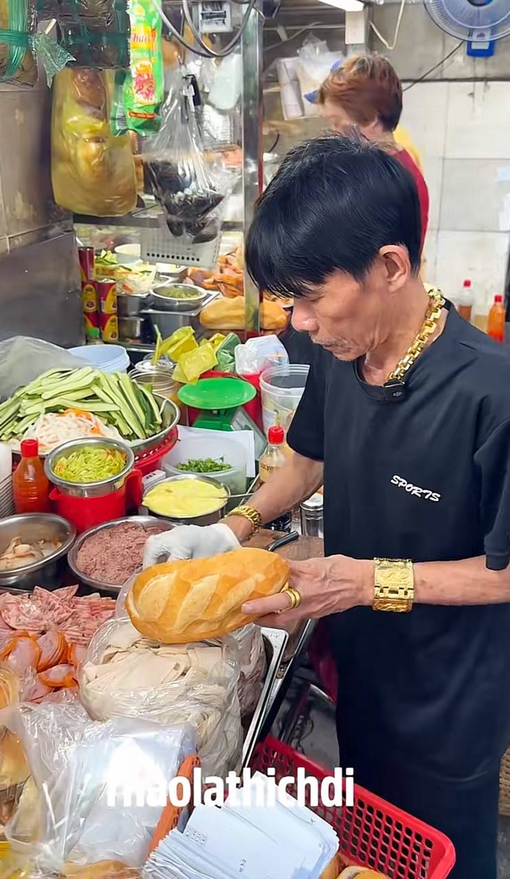 B&aacute;nh m&igrave; ph&aacute; lấu X&oacute;m Chiếu nổi tiếng với gi&aacute; chỉ 25 . 000 Đồng tại TP . HCM - Ảnh 2.