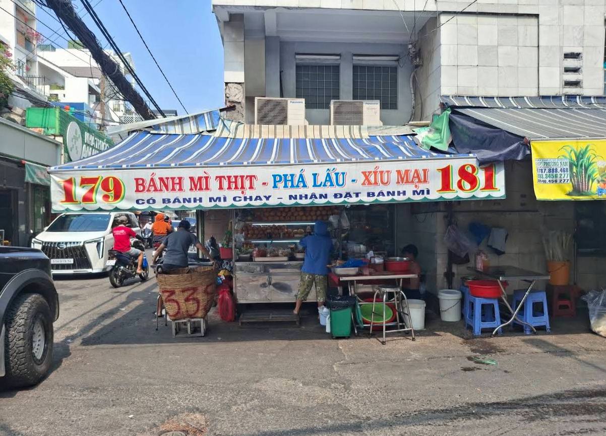 B&aacute;nh m&igrave; ph&aacute; lấu X&oacute;m Chiếu nổi tiếng với gi&aacute; chỉ 25 . 000 Đồng tại TP . HCM - Ảnh 9.