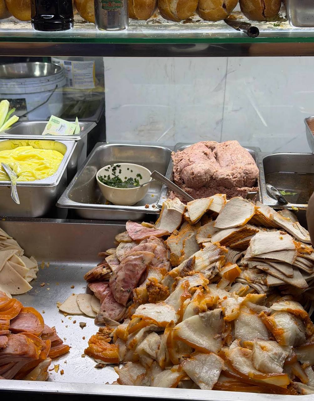 B&aacute;nh m&igrave; ph&aacute; lấu X&oacute;m Chiếu nổi tiếng với gi&aacute; chỉ 25 . 000 Đồng tại TP . HCM - Ảnh 13.