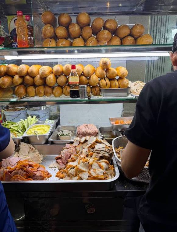 B&aacute;nh m&igrave; ph&aacute; lấu X&oacute;m Chiếu nổi tiếng với gi&aacute; chỉ 25 . 000 Đồng tại TP . HCM - Ảnh 10.