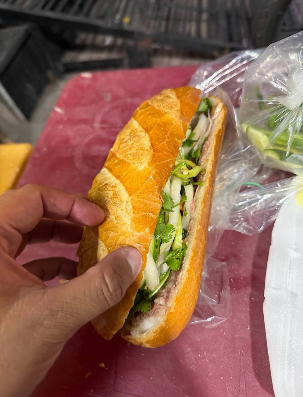 B&aacute;nh m&igrave; ph&aacute; lấu X&oacute;m Chiếu nổi tiếng với gi&aacute; chỉ 25 . 000 Đồng tại TP . HCM - Ảnh 14.