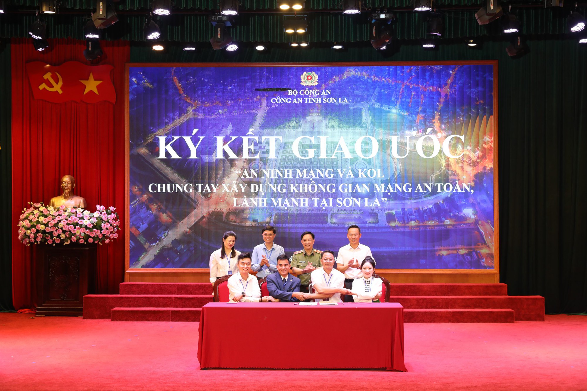 Ra mắt mạng lưới 34 Câu lạc bộ Niềm tin số tại KOL Summit 2026 - Ảnh 4. Ra mắt mạng lưới 34 Câu lạc bộ Niềm tin số tại KOL Summit 2026 - Ảnh 4.