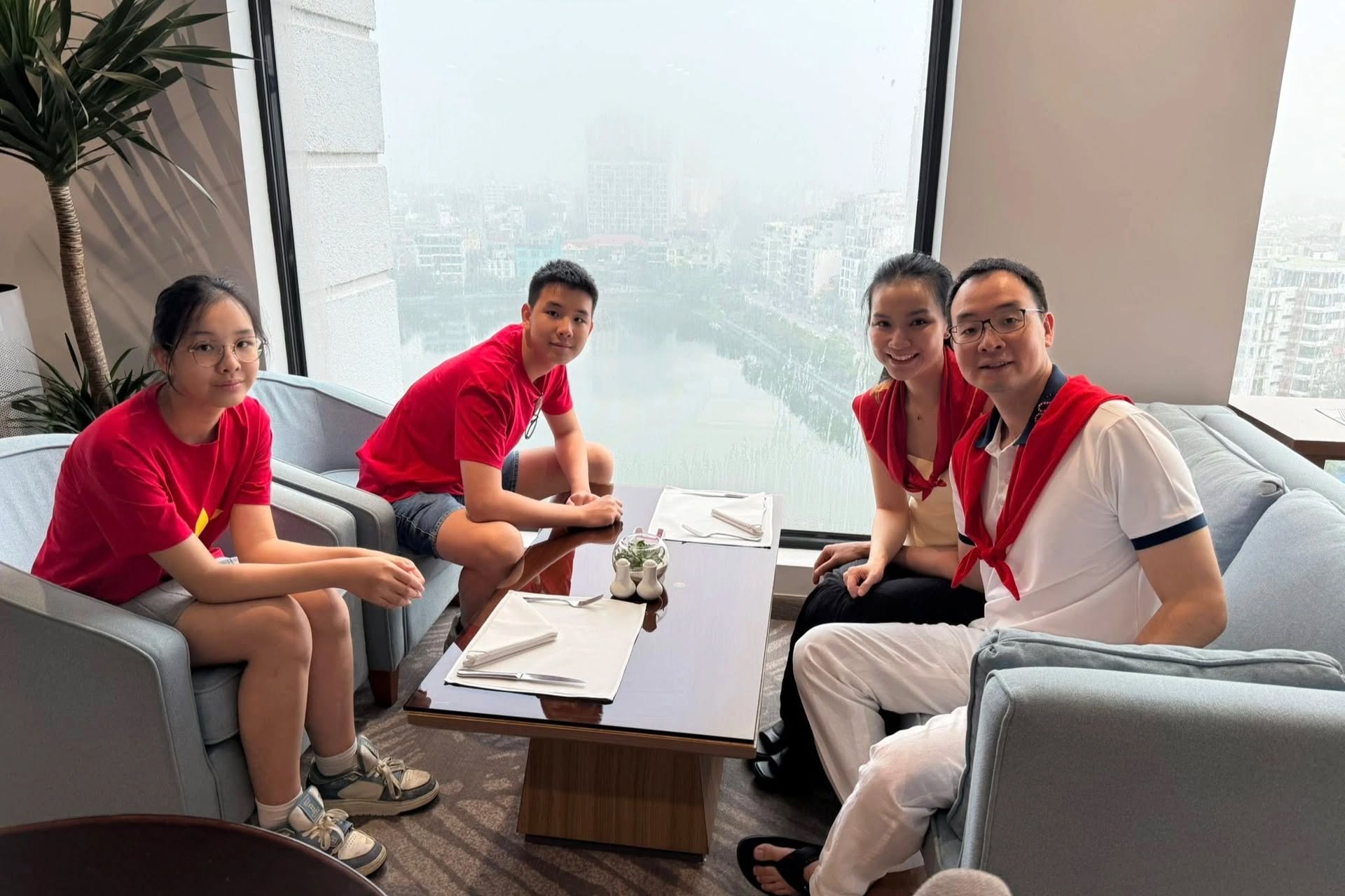 Con trai 1 Hoa hậu Việt xuất hiện chớp nho&aacute;ng c&ugrave;ng mẹ bỗng 
