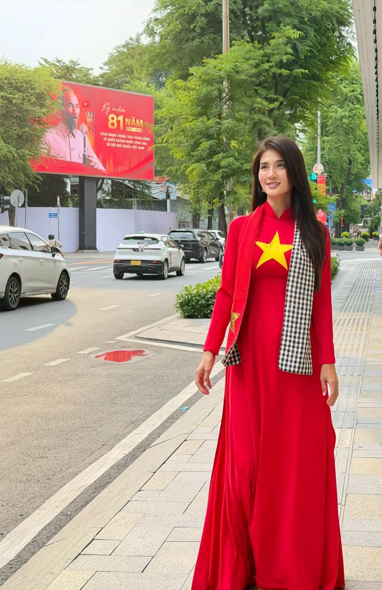Kim Tuyến tỏa s&aacute;ng trong &aacute;o d&agrave;i đỏ sao v&agrave;ng mừng Quốc kh&aacute;nh Việt Nam - Ảnh 4.