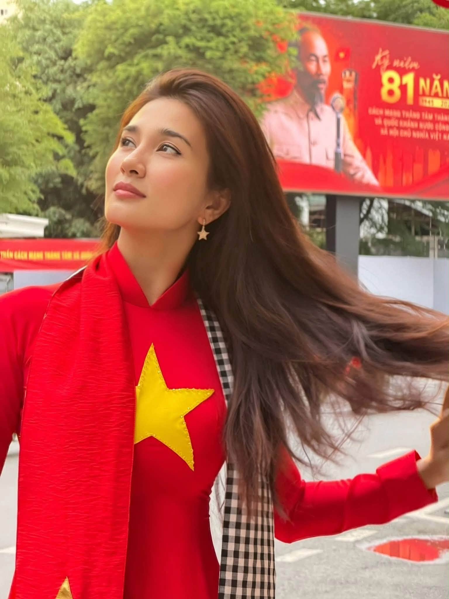 Kim Tuyến tỏa s&aacute;ng trong &aacute;o d&agrave;i đỏ sao v&agrave;ng mừng Quốc kh&aacute;nh Việt Nam - Ảnh 1.