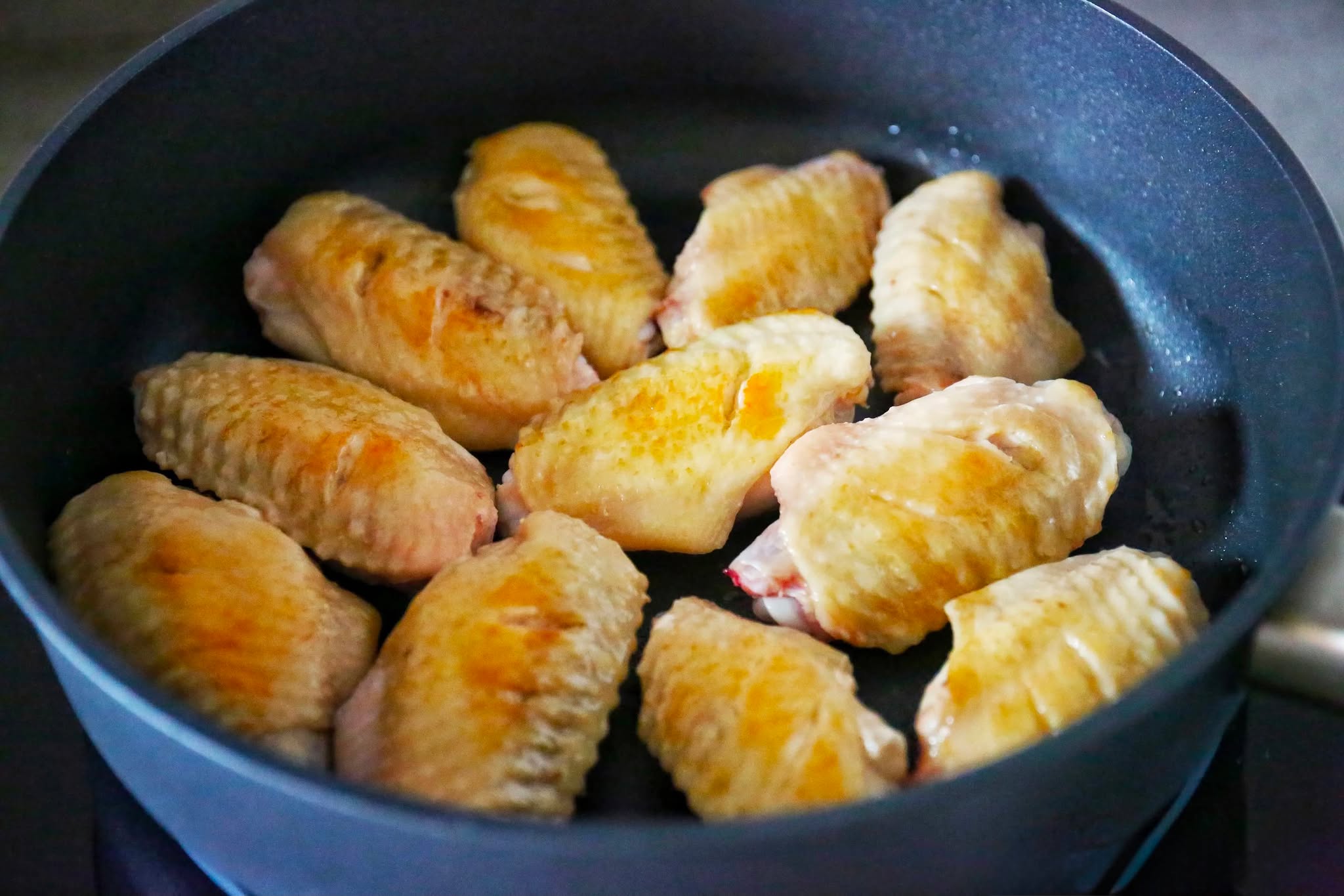 Cánh gà om bia ngon tuyệt: Công thức dễ làm, đậm đà hương vị cho bữa cơm gia đình - Ảnh 8. Cánh gà om bia ngon tuyệt: Công thức dễ làm, đậm đà hương vị cho bữa cơm gia đình - Ảnh 8.