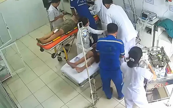 Cấp cứu nạn nh&acirc;n ngừng tim sau vụ ch&aacute;y nh&agrave; tại kh&aacute;nh h&ograve;a - Ảnh 1.