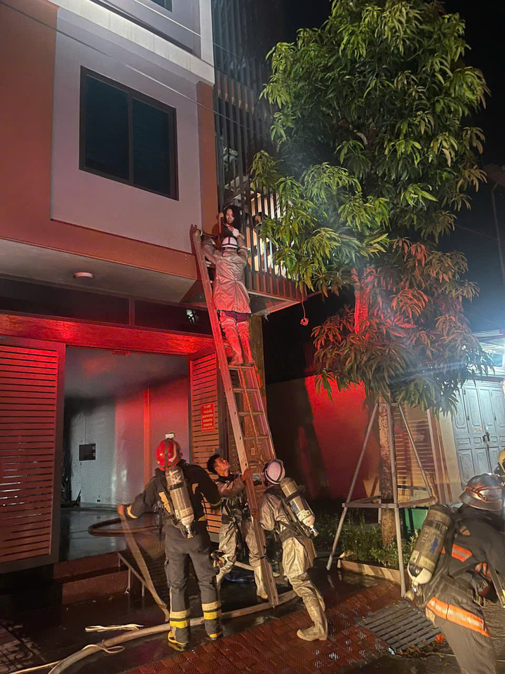 Cảnh s&aacute;t cứu 2 người mắc kẹt trong ng&ocirc;i nh&agrave; ch&aacute;y ở H&agrave; Nội bằng thiết bị chuy&ecirc;n dụng - Ảnh 1.
