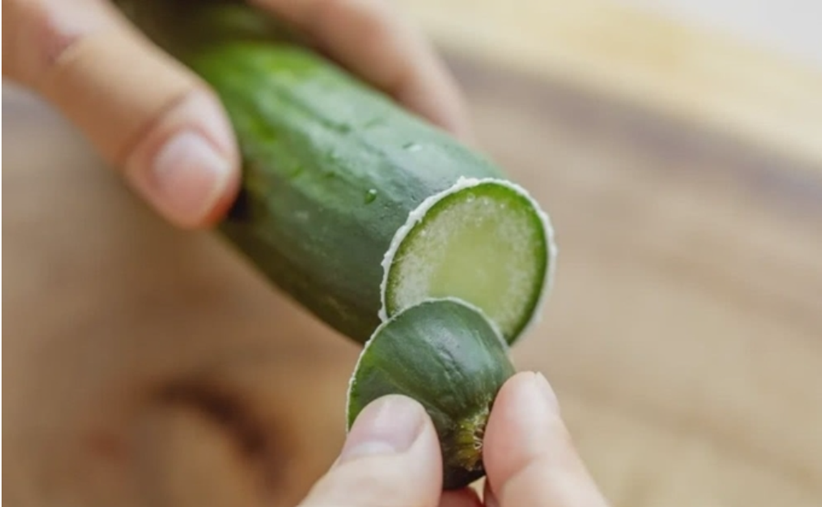 Dưa chuột bị đắng: N&ecirc;n cắt bỏ hay bỏ cả quả? - Ảnh 2.