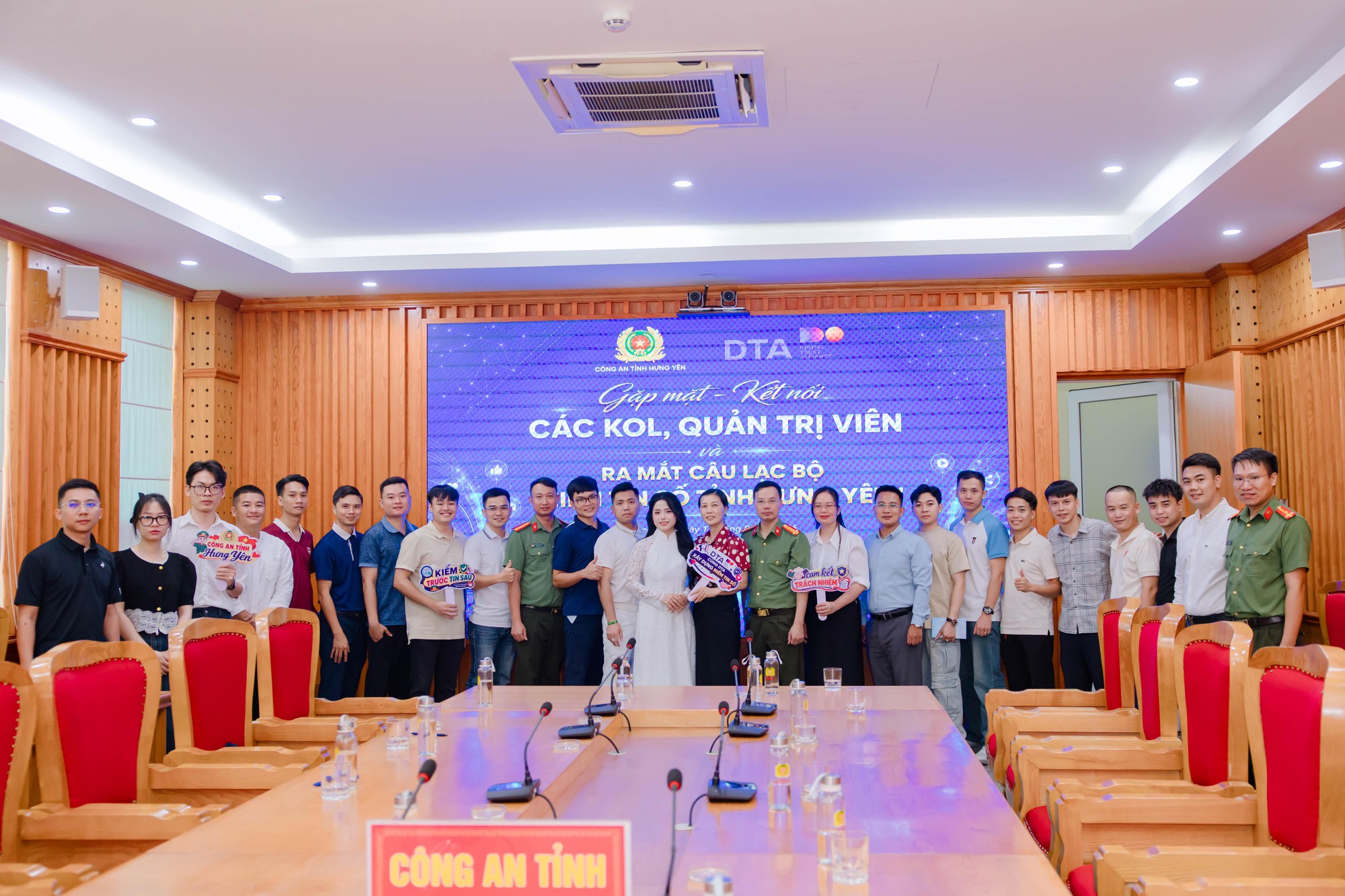 Ra mắt mạng lưới 34 Câu lạc bộ Niềm tin số tại KOL Summit 2026 - Ảnh 5. Ra mắt mạng lưới 34 Câu lạc bộ Niềm tin số tại KOL Summit 2026 - Ảnh 5.