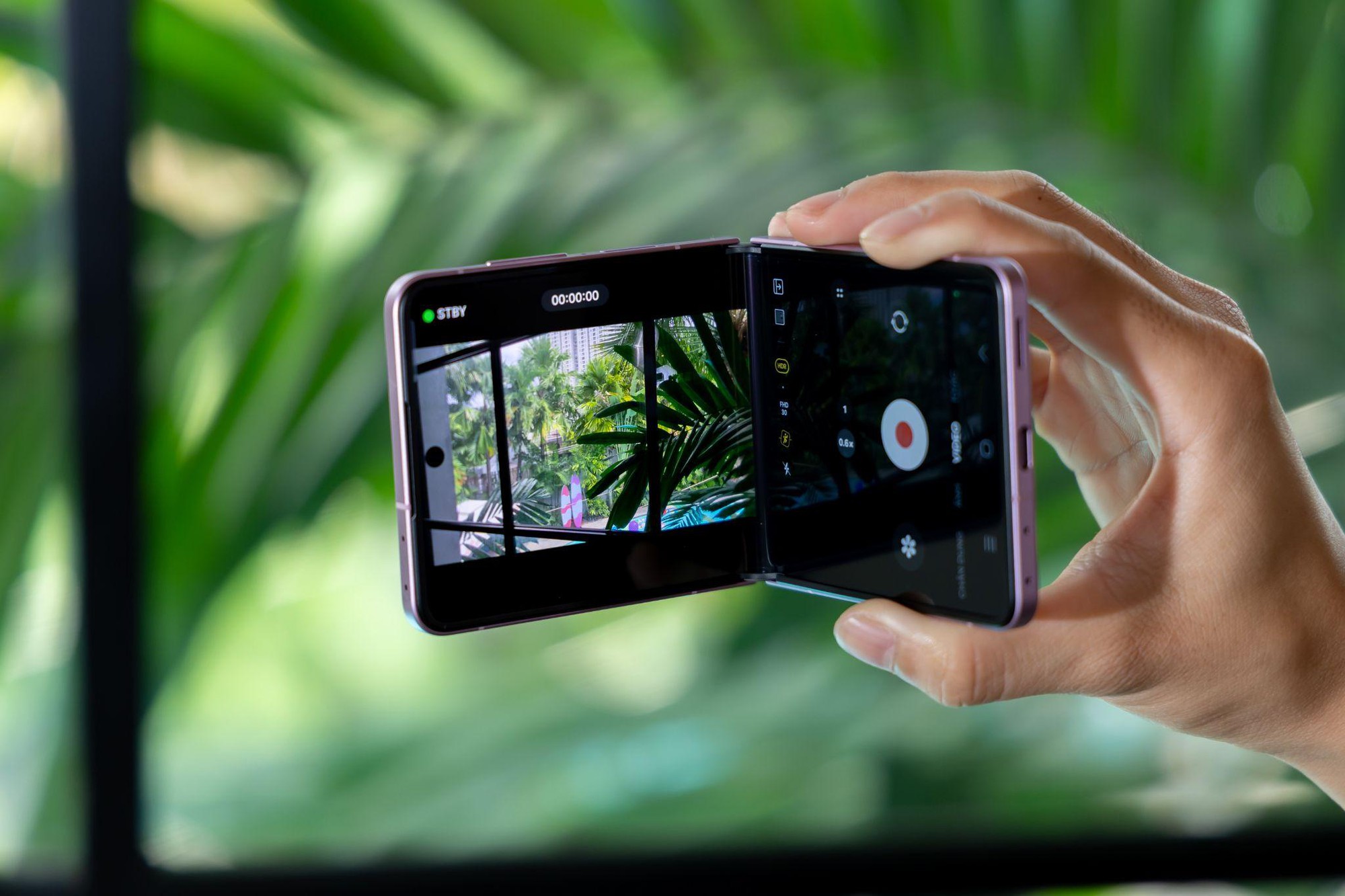 B&iacute; quyết du lịch một m&igrave;nh vẫn c&oacute; vlog đỉnh c&ugrave;ng Galaxy Z Flip8 - Ảnh 1.