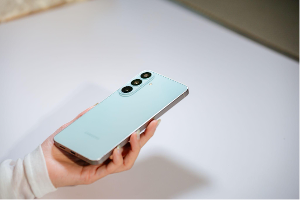 Camera và thiết kế đậm chất S của Galaxy S26 FE: Người bạn tất yếu cho mọi bứt phá - Ảnh 3. Camera và thiết kế đậm chất S của Galaxy S26 FE: Người bạn tất yếu cho mọi bứt phá - Ảnh 3.