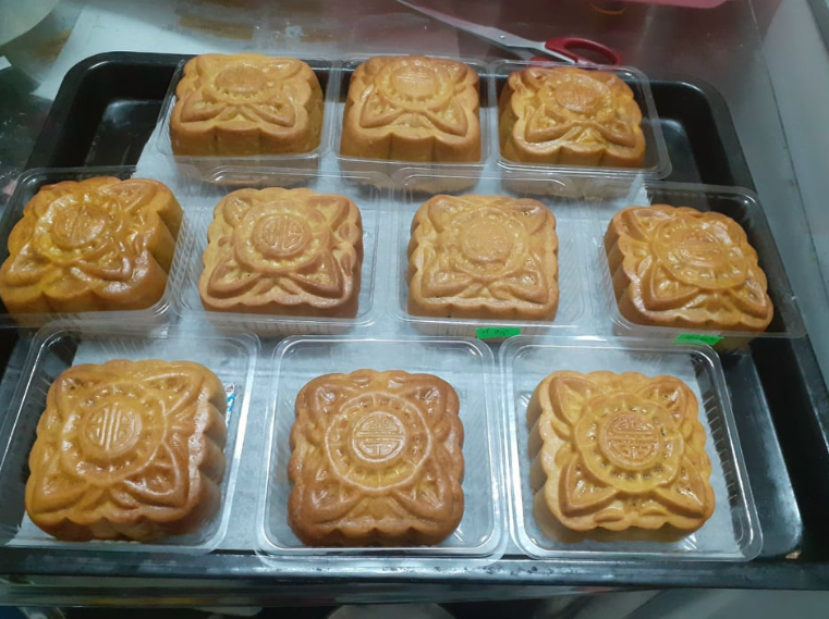 Mang 10 chiếc bánh trung thu tự làm về ra mắt nhà bạn trai, tôi chết lặng khi bà nội anh cắt thử rồi phán một câu đau điếng - Ảnh 1.