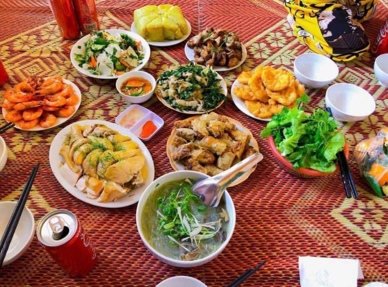 Mới về làm dâu, tôi được mẹ chồng giao lo 3 mâm cỗ, cặm cụi cả ngày rồi chết lặng khi nghe cả nhà nhận xét một câu- Ảnh 1.