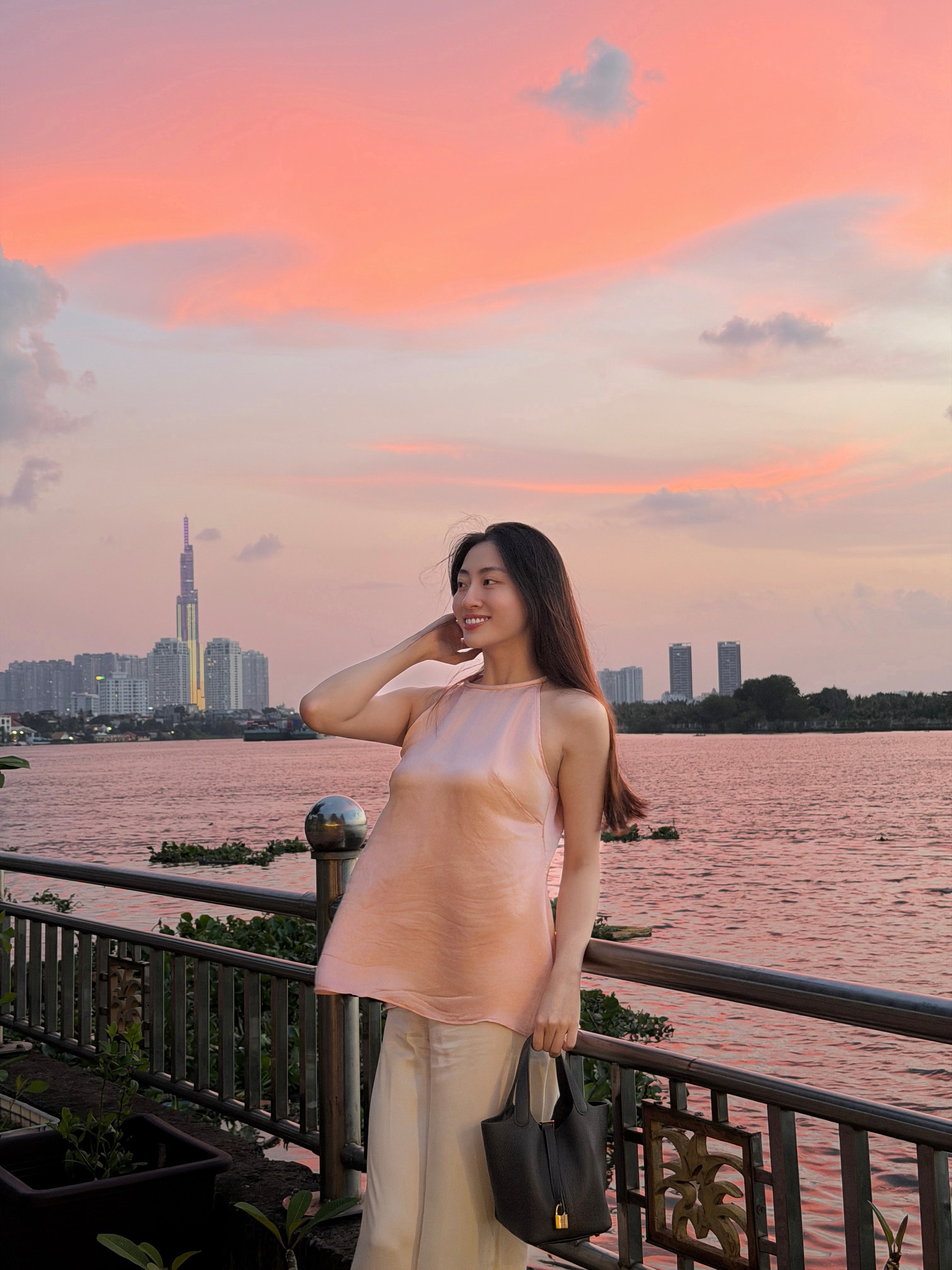 Lương th&ugrave;y Linh v&agrave; đ&ocirc;i ch&acirc;n d&agrave;i ấn tượng , phong c&aacute;ch thời trang basic sang chảnh - Ảnh 8.