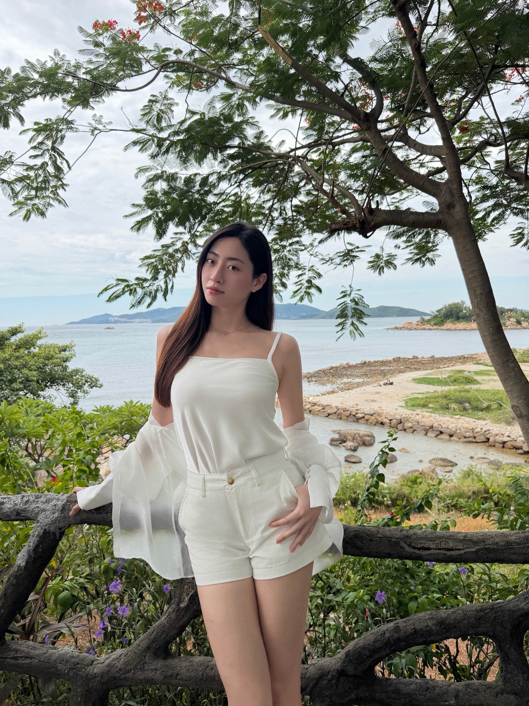 Lương th&ugrave;y Linh v&agrave; đ&ocirc;i ch&acirc;n d&agrave;i ấn tượng , phong c&aacute;ch thời trang basic sang chảnh - Ảnh 9.