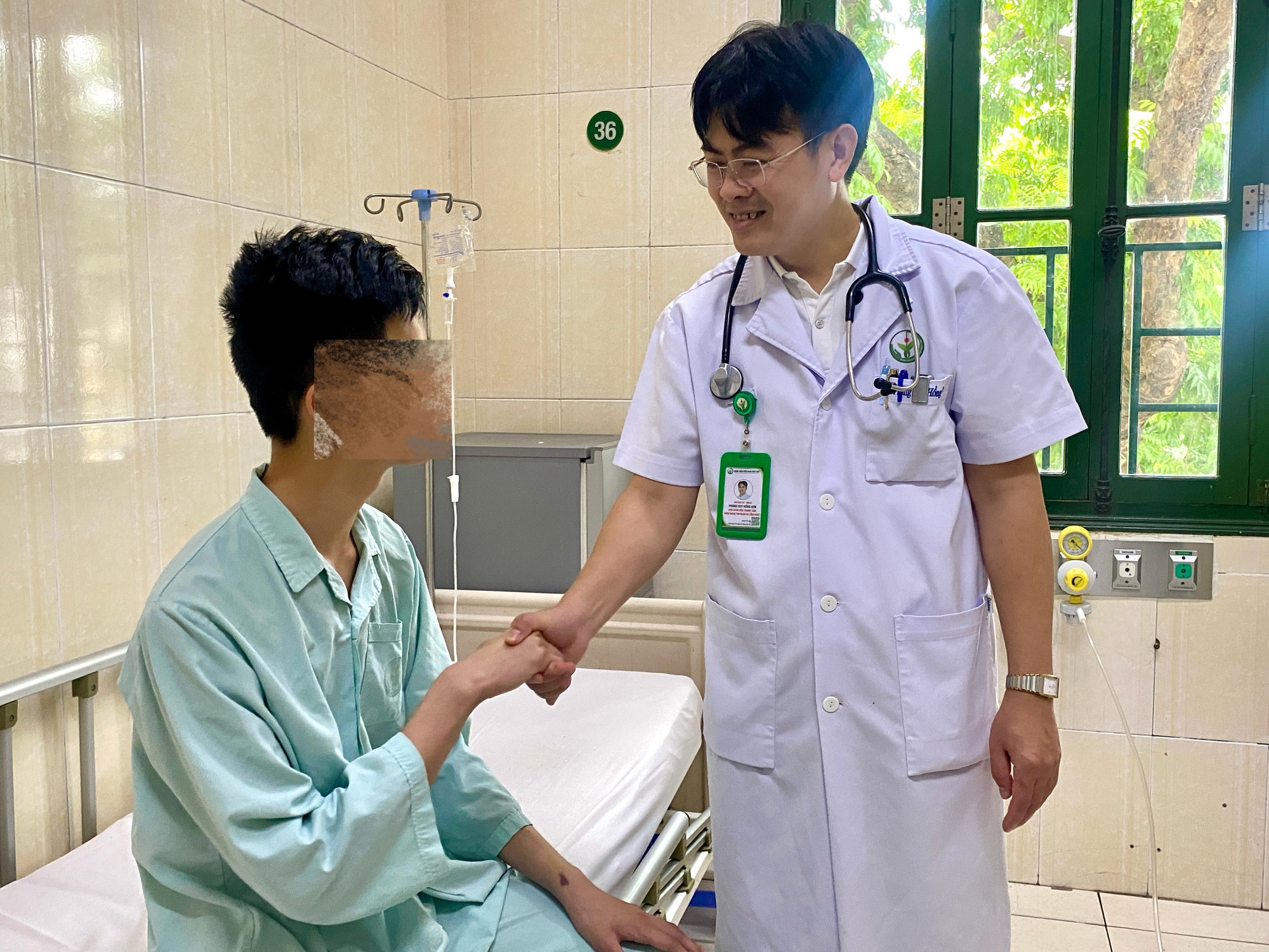 Có bảo hiểm y tế miễn phí ở Đức, gia đình vẫn đưa con 16 tuổi về Việt Nam phẫu thuật: Đằng sau lựa chọn ấy là niềm tự hào của y tế nước nhà - Ảnh 1.