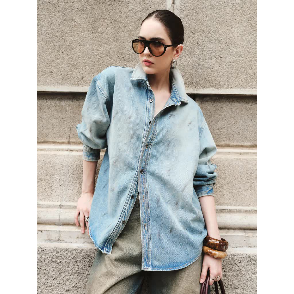 Sơ mi denim: Diện vừa trẻ trung vừa sang chuẩn old money cho n&agrave;ng c&ocirc;ng sở - Ảnh 6.