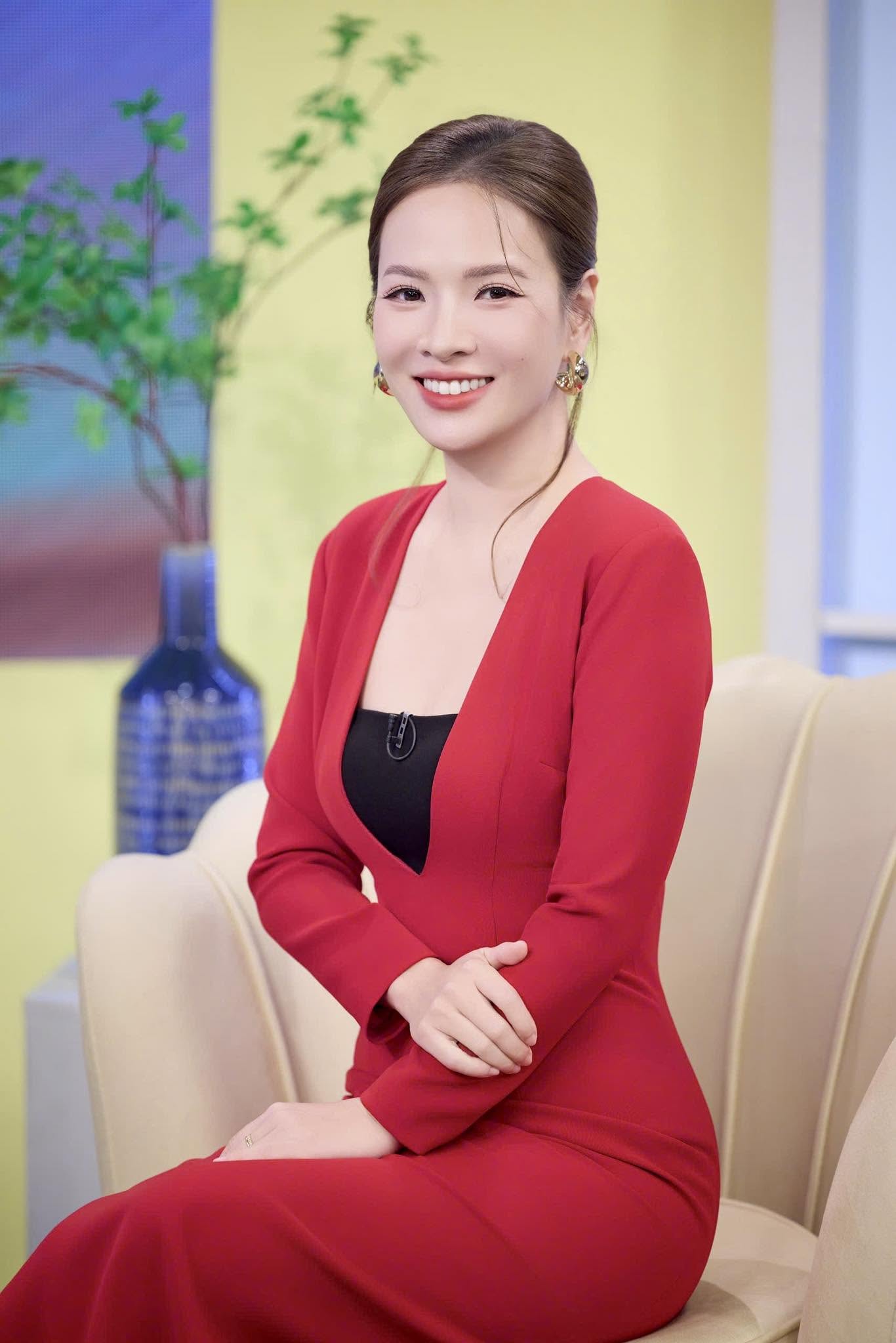 Đan L&ecirc;: Nhan sắc g&acirc;y bất ngờ sau 20 năm l&agrave;m MC thời tiết VTV - Ảnh 1.