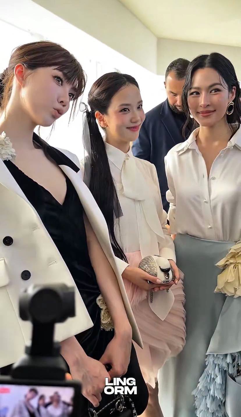 Jisoo v&agrave; những trang phục g&acirc;y tranh c&atilde;i tại Fashion Week 2026 - Ảnh 10.