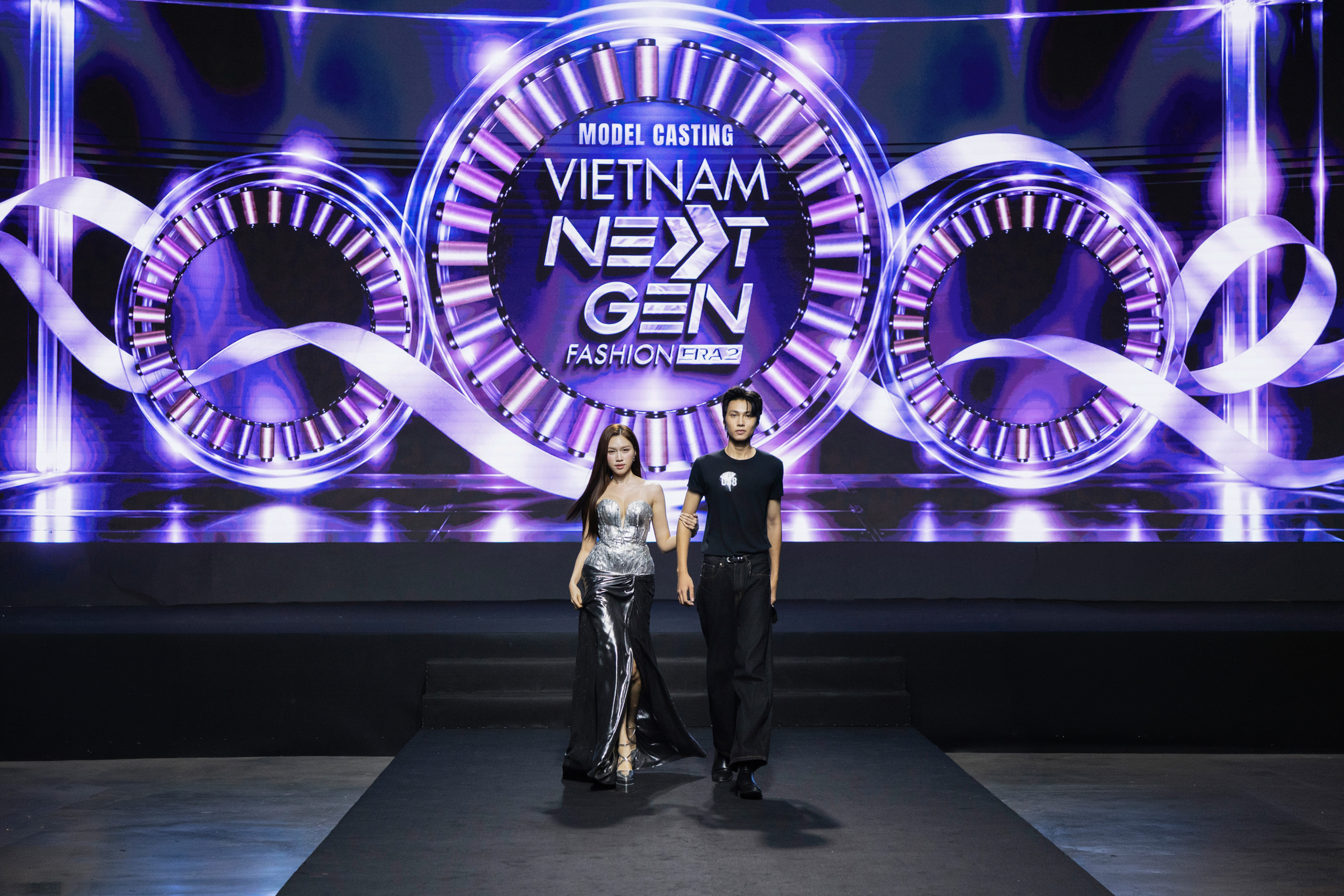 Gallery - Vợ chồng Hoa hậu Khánh Vân tình tứ đổ bộ VNGF Era 2, em gái thủ môn Đặng Văn Lâm bất ngờ nhận vé vàng - image 4