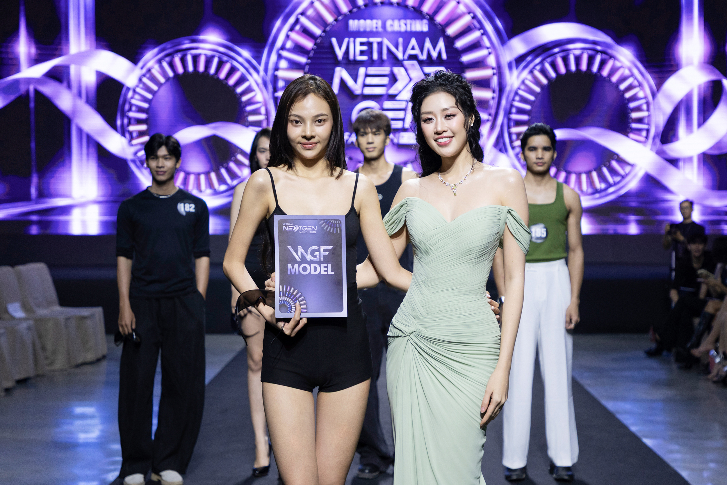 Gallery - Vợ chồng Hoa hậu Khánh Vân tình tứ đổ bộ VNGF Era 2, em gái thủ môn Đặng Văn Lâm bất ngờ nhận vé vàng - image 6