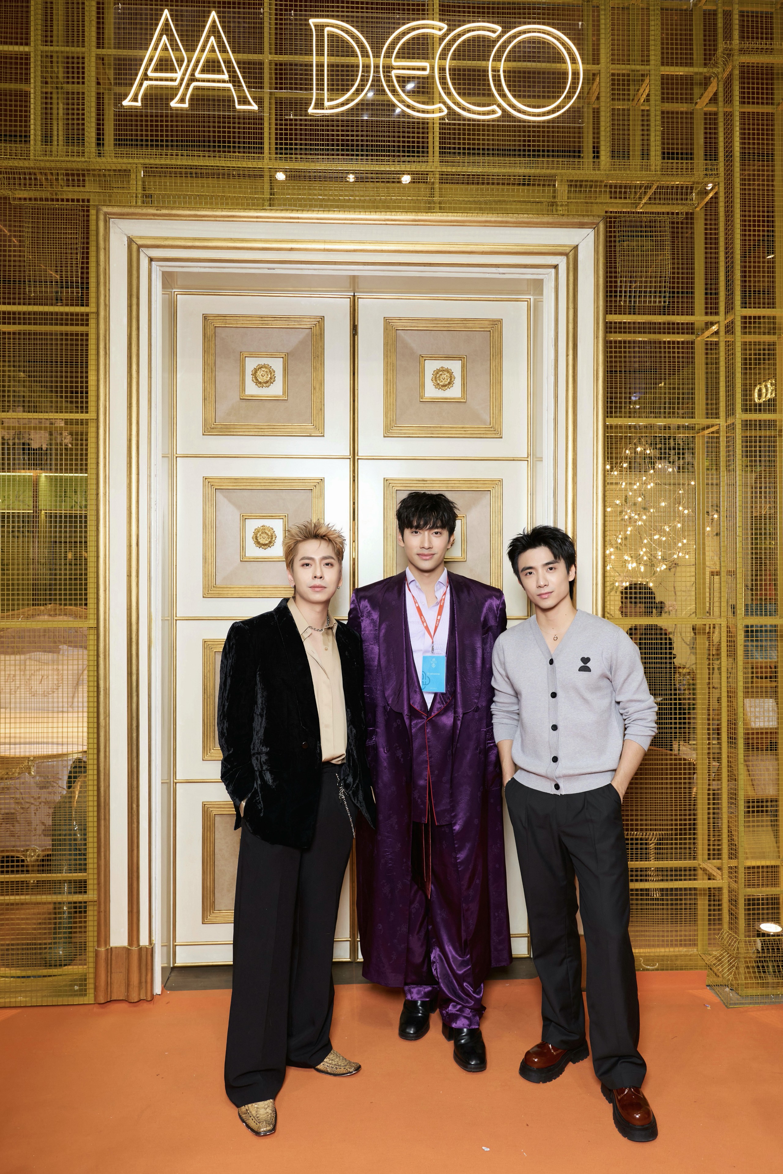 Gallery - Anh Tài Osad lên đồ lịch lãm, diện blazer nhung xuất hiện cùng dàn mỹ nhân Vbiz