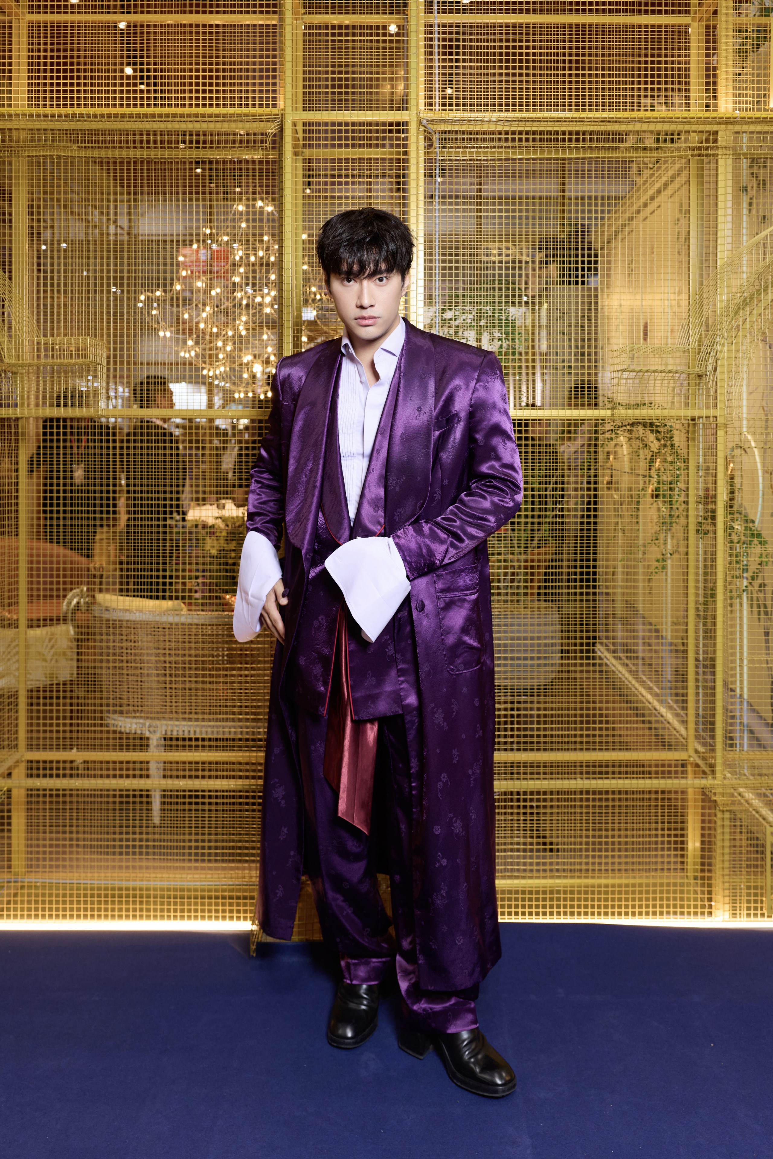 Gallery - Anh Tài Osad lên đồ lịch lãm, diện blazer nhung xuất hiện cùng dàn mỹ nhân Vbiz - image 2