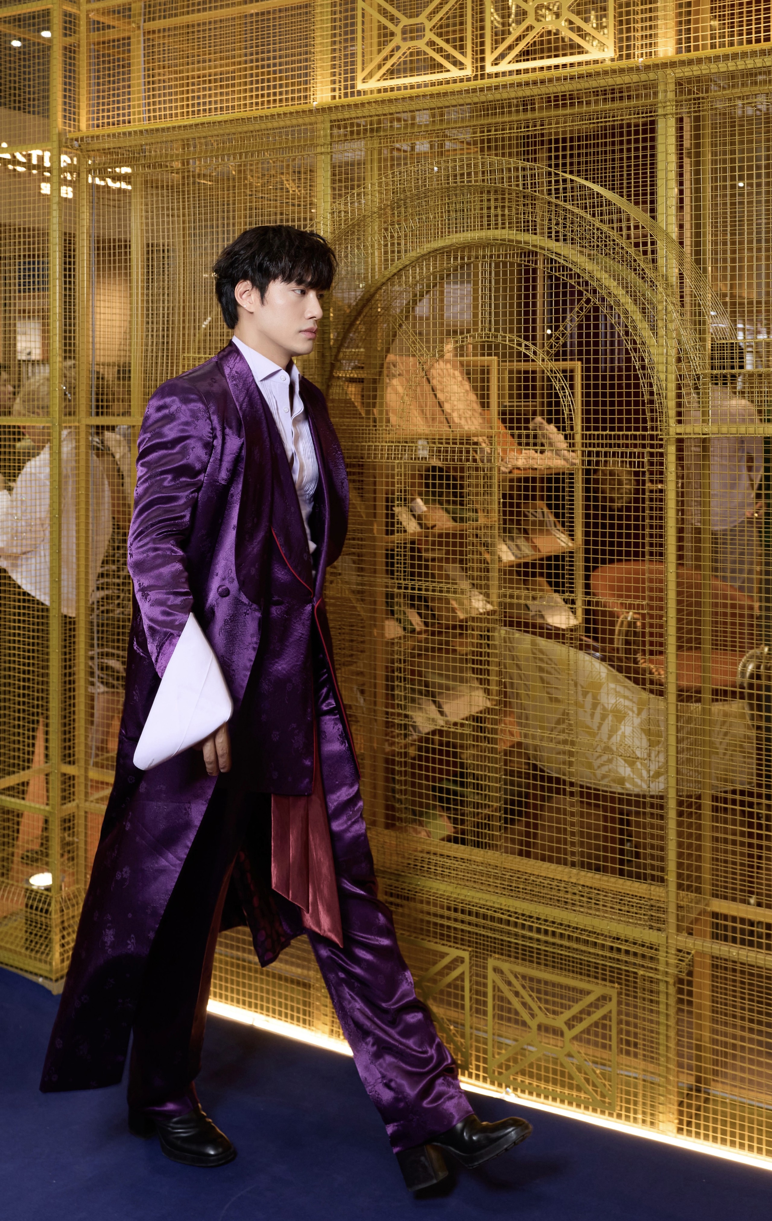 Gallery - Anh Tài Osad lên đồ lịch lãm, diện blazer nhung xuất hiện cùng dàn mỹ nhân Vbiz - image 3