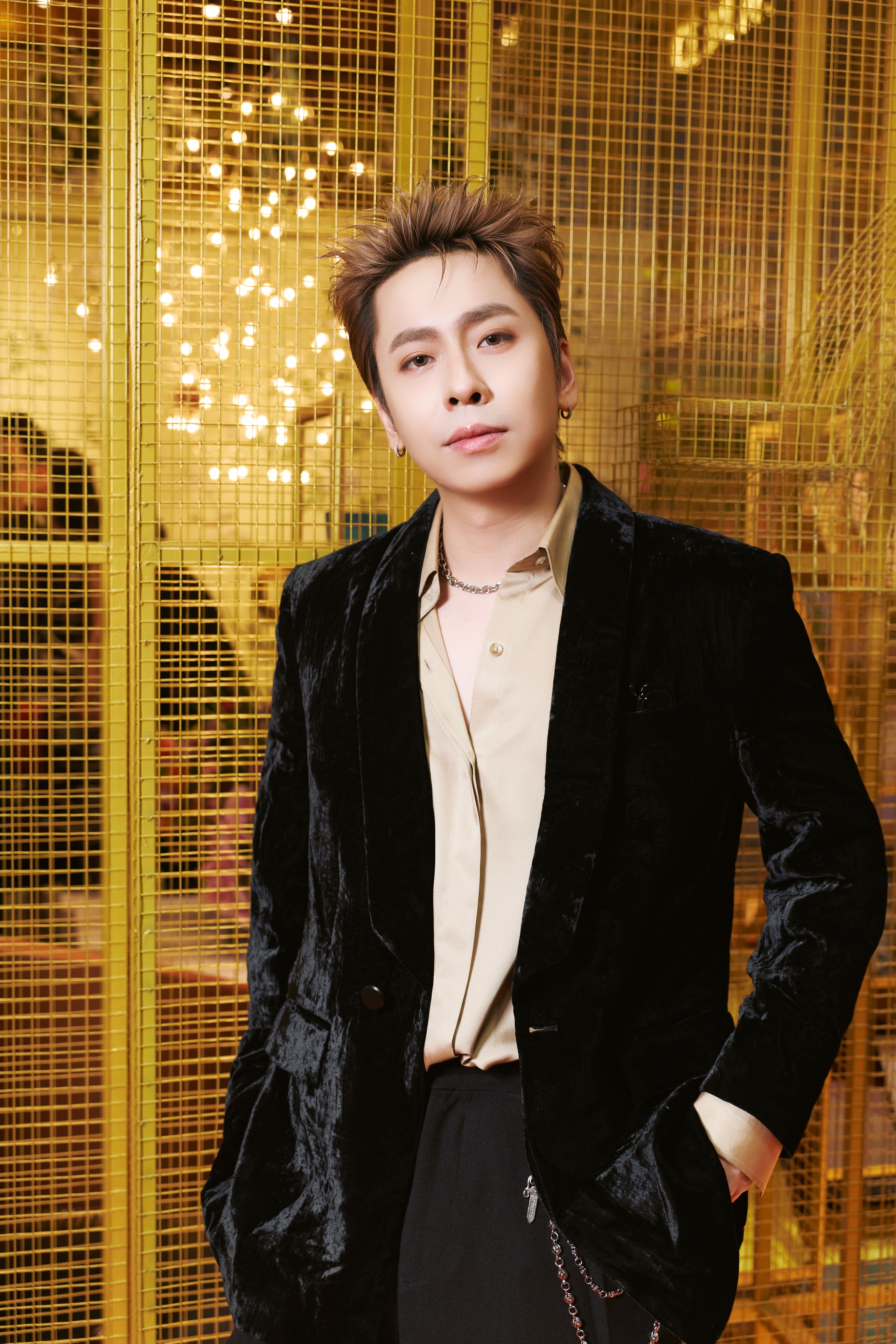 Gallery - Anh Tài Osad lên đồ lịch lãm, diện blazer nhung xuất hiện cùng dàn mỹ nhân Vbiz - image 7