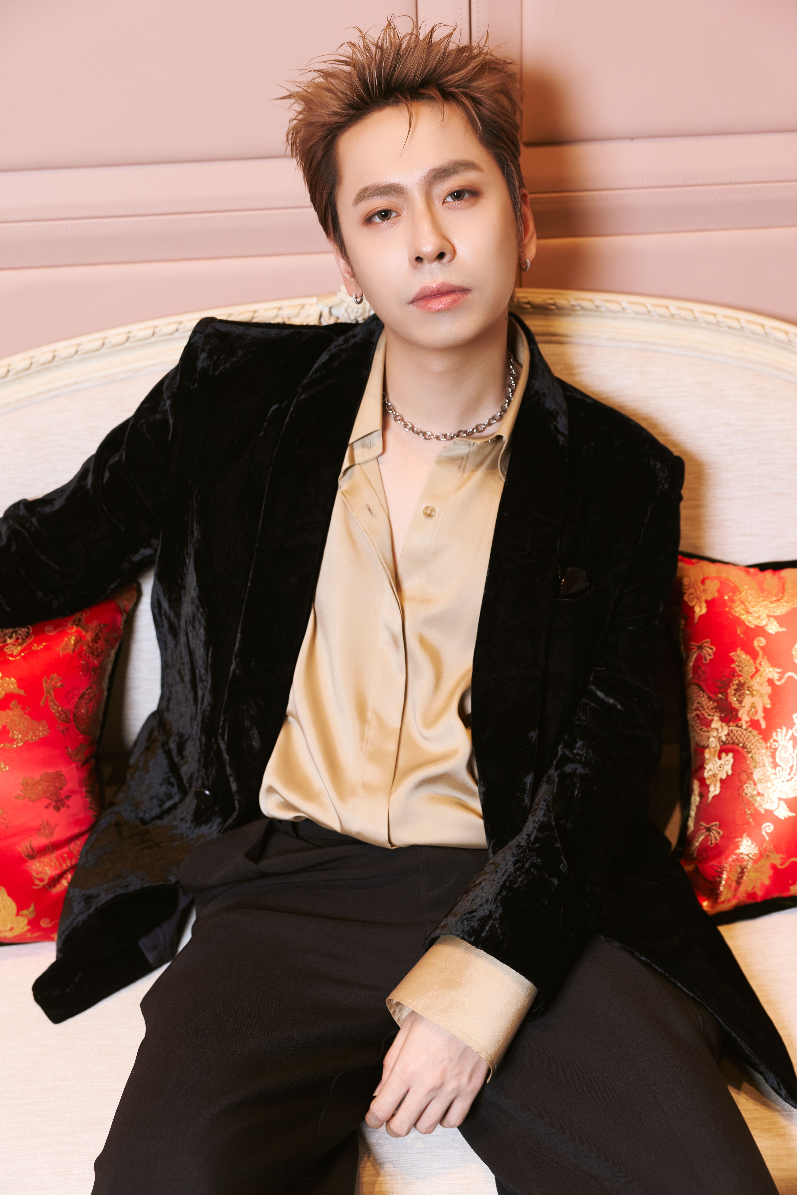 Gallery - Anh Tài Osad lên đồ lịch lãm, diện blazer nhung xuất hiện cùng dàn mỹ nhân Vbiz - image 8