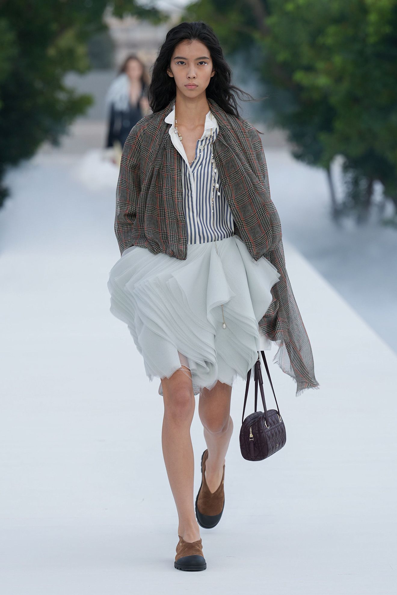 Jisoo v&agrave; những trang phục g&acirc;y tranh c&atilde;i tại Fashion Week 2026 - Ảnh 3.