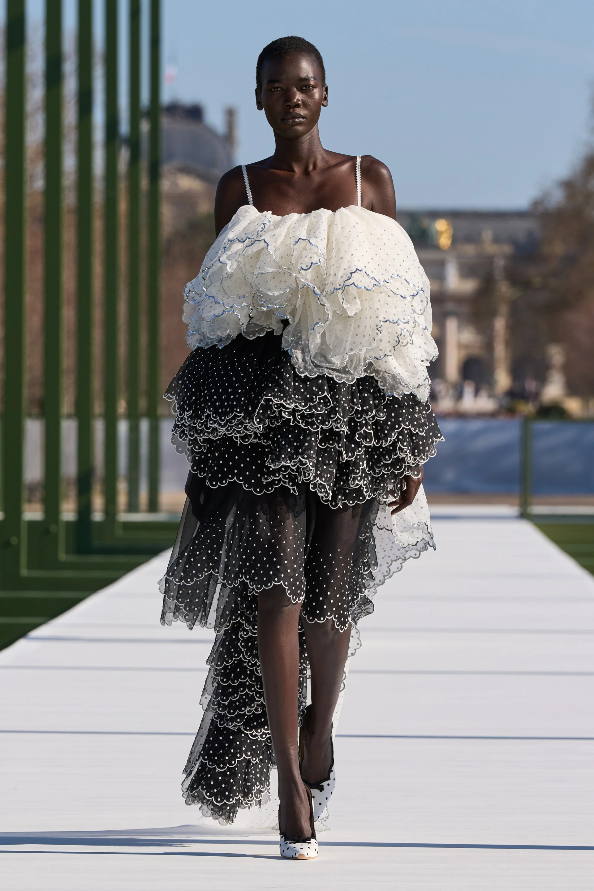 Jisoo v&agrave; những trang phục g&acirc;y tranh c&atilde;i tại Fashion Week 2026 - Ảnh 18.