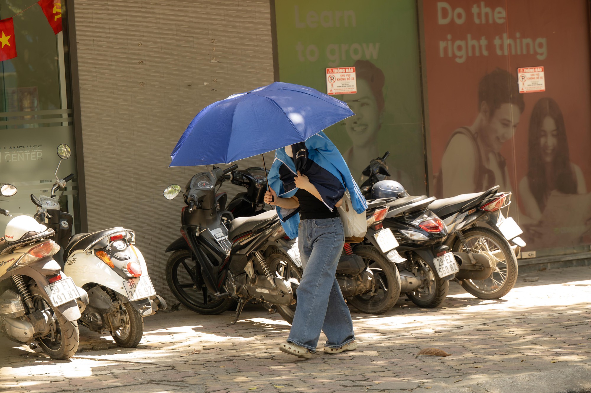 H&agrave; Nội cuối th&aacute;ng 9 nắng n&oacute;ng như giữa m&ugrave;a h&egrave; , người d&acirc;n chờ kh&ocirc;ng kh&iacute; lạnh - Ảnh 11.