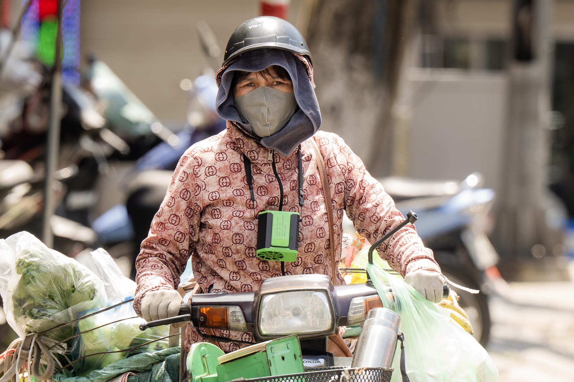 H&agrave; Nội cuối th&aacute;ng 9 nắng n&oacute;ng như giữa m&ugrave;a h&egrave; , người d&acirc;n chờ kh&ocirc;ng kh&iacute; lạnh - Ảnh 6.