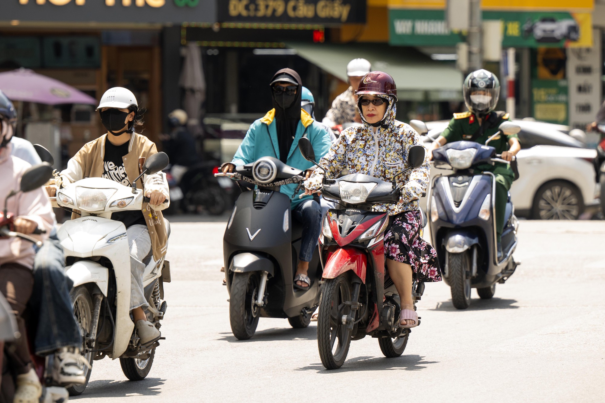 H&agrave; Nội cuối th&aacute;ng 9 nắng n&oacute;ng như giữa m&ugrave;a h&egrave; , người d&acirc;n chờ kh&ocirc;ng kh&iacute; lạnh - Ảnh 3.