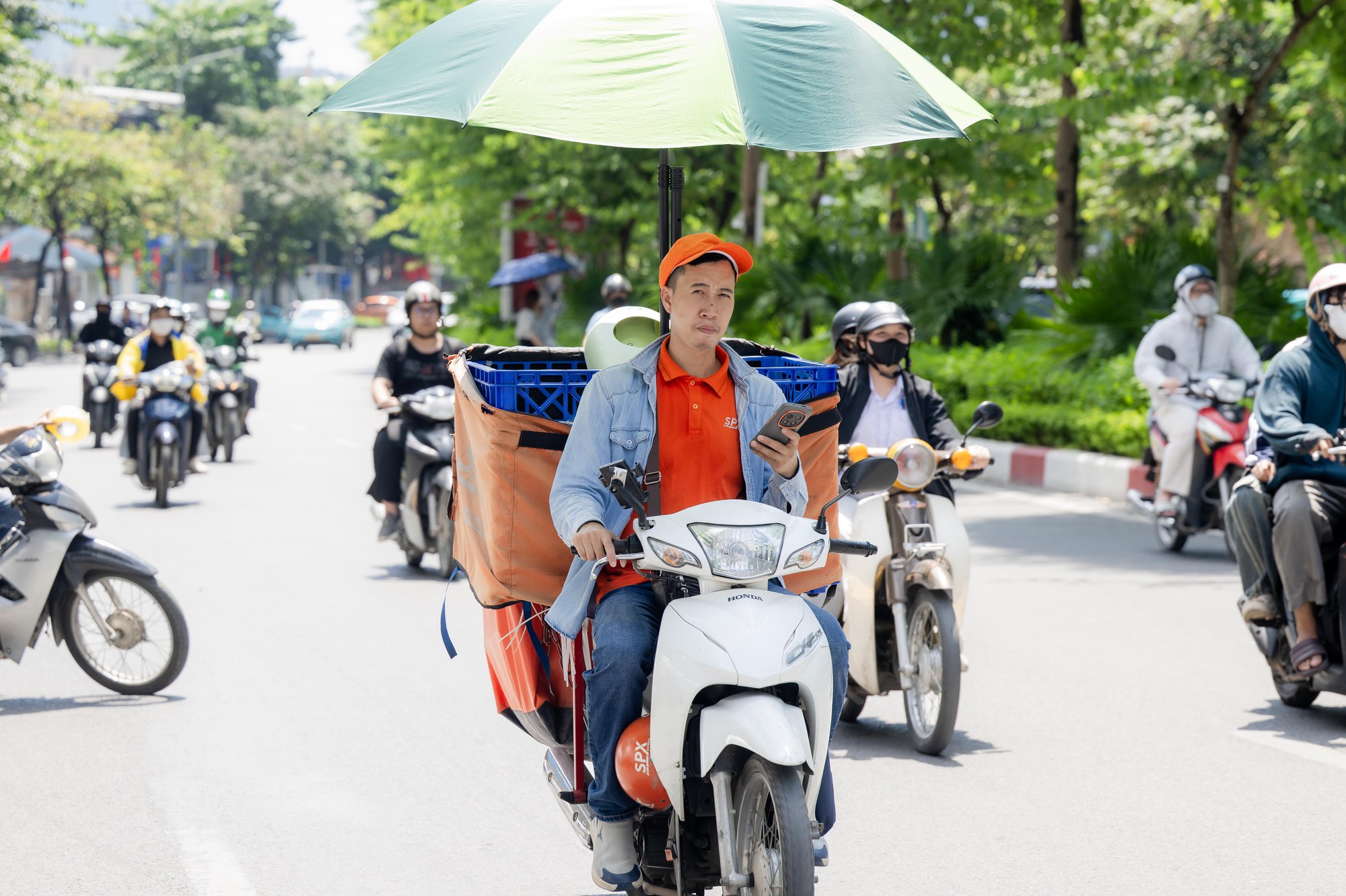 H&agrave; Nội cuối th&aacute;ng 9 nắng n&oacute;ng như giữa m&ugrave;a h&egrave; , người d&acirc;n chờ kh&ocirc;ng kh&iacute; lạnh - Ảnh 12.