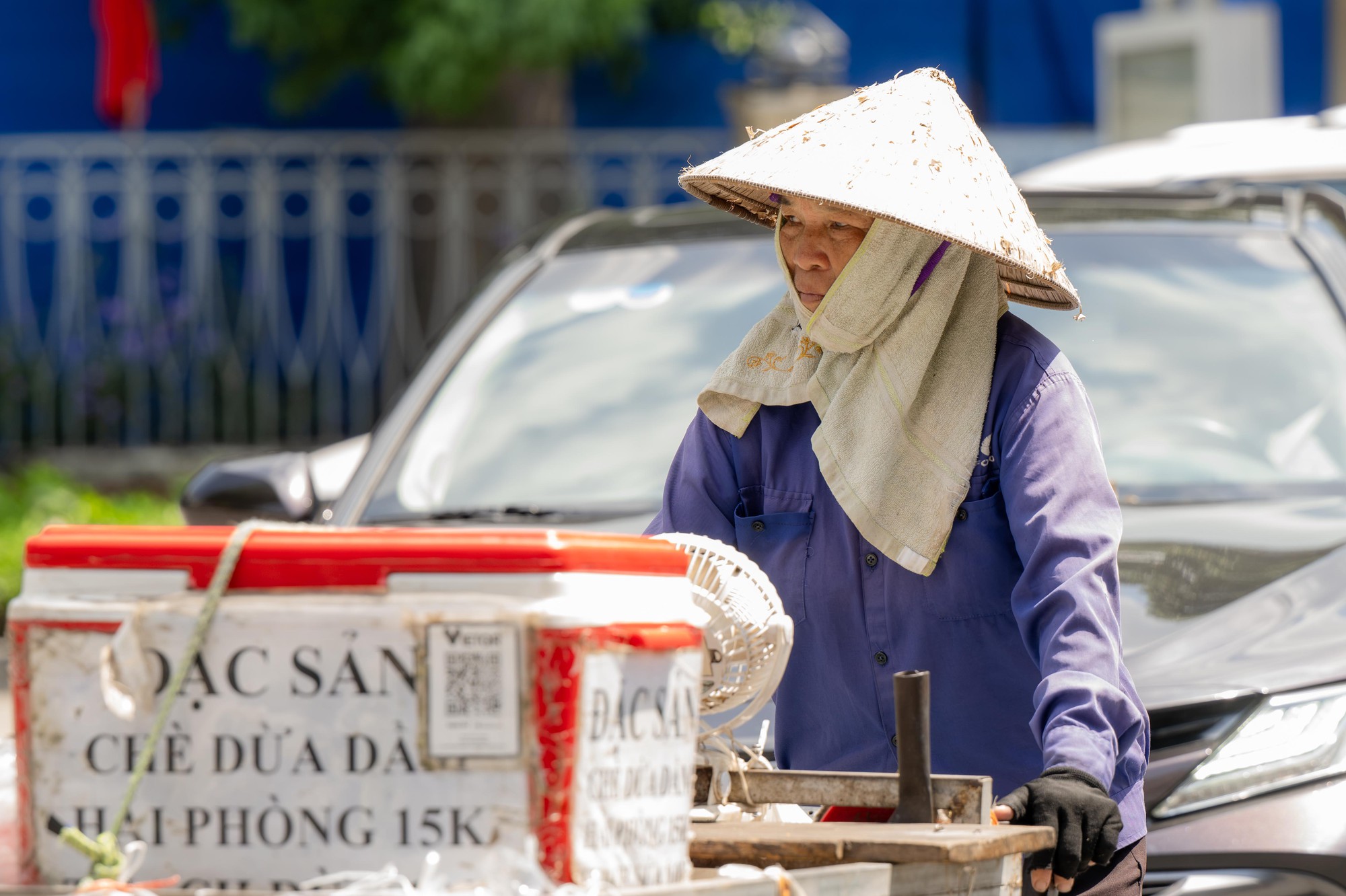 H&agrave; Nội cuối th&aacute;ng 9 nắng n&oacute;ng như giữa m&ugrave;a h&egrave; , người d&acirc;n chờ kh&ocirc;ng kh&iacute; lạnh - Ảnh 9.