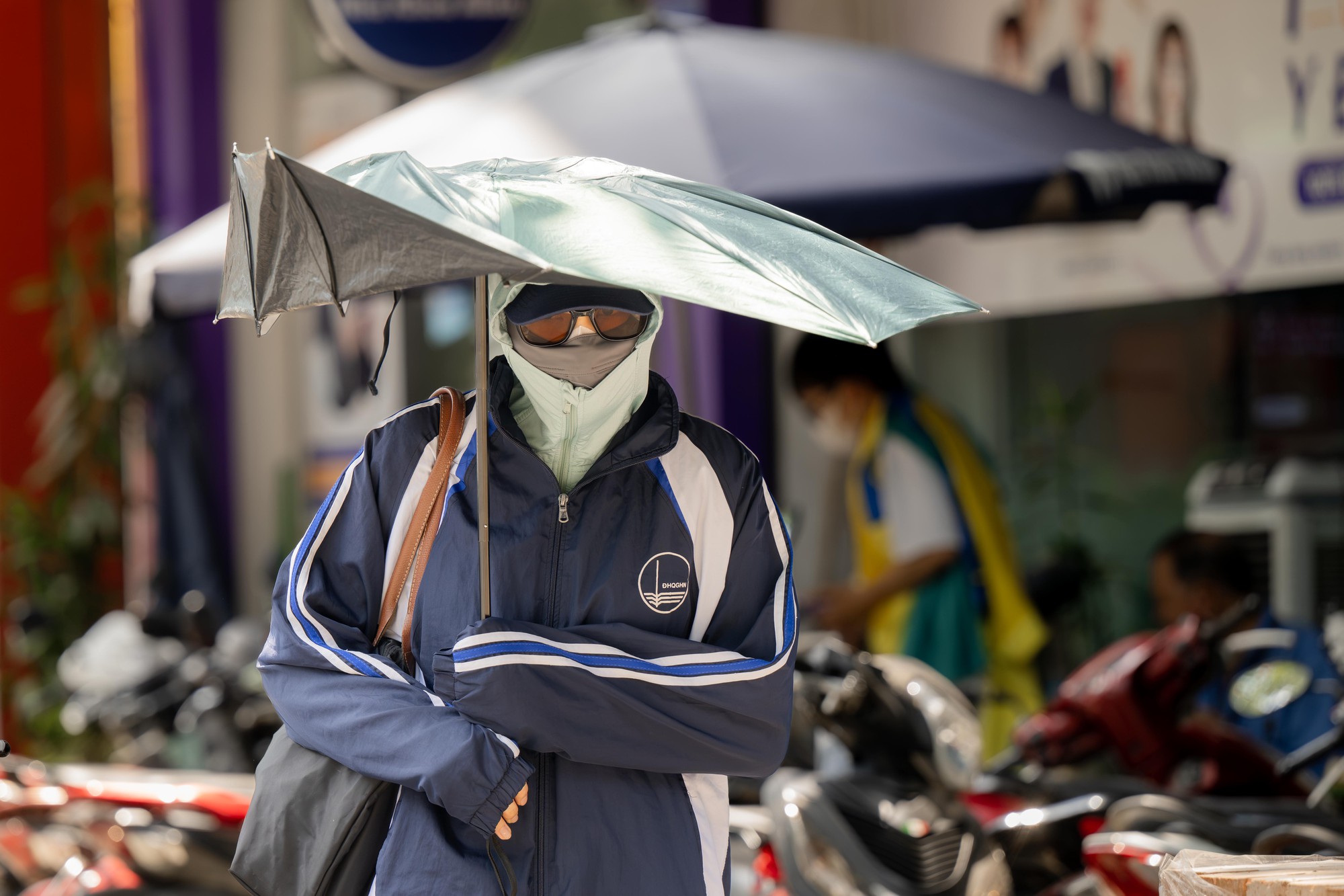 H&agrave; Nội cuối th&aacute;ng 9 nắng n&oacute;ng như giữa m&ugrave;a h&egrave; , người d&acirc;n chờ kh&ocirc;ng kh&iacute; lạnh - Ảnh 10.