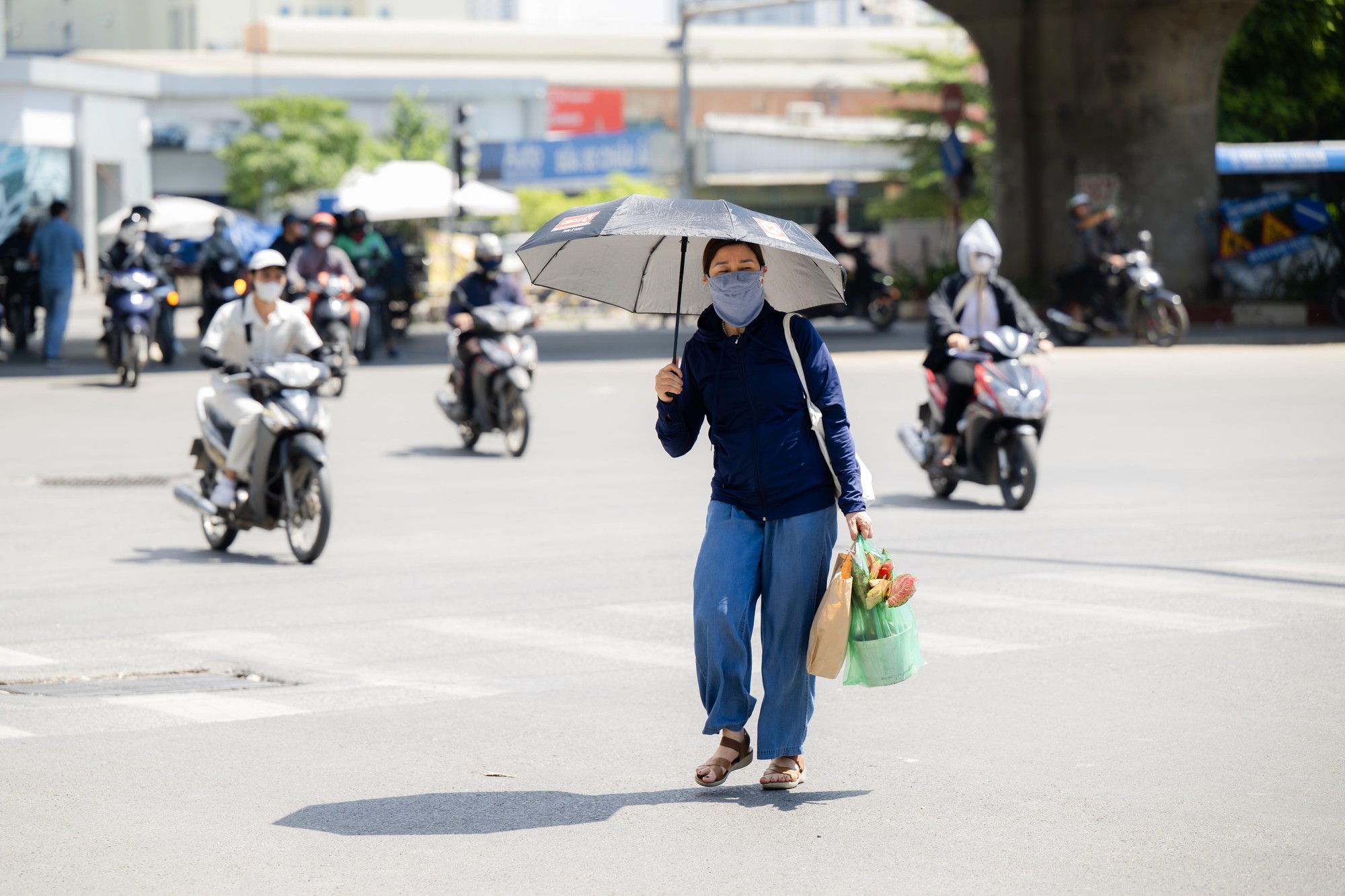 H&agrave; Nội cuối th&aacute;ng 9 nắng n&oacute;ng như giữa m&ugrave;a h&egrave; , người d&acirc;n chờ kh&ocirc;ng kh&iacute; lạnh - Ảnh 14.