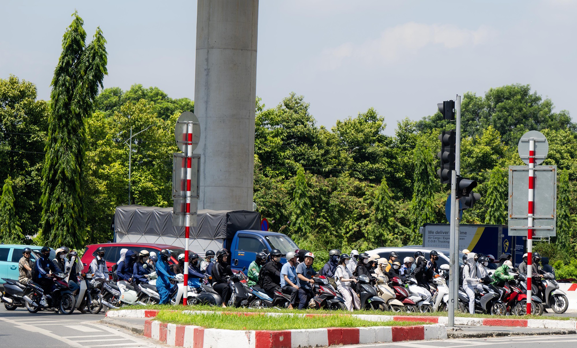 H&agrave; Nội cuối th&aacute;ng 9 nắng n&oacute;ng như giữa m&ugrave;a h&egrave; , người d&acirc;n chờ kh&ocirc;ng kh&iacute; lạnh - Ảnh 2.