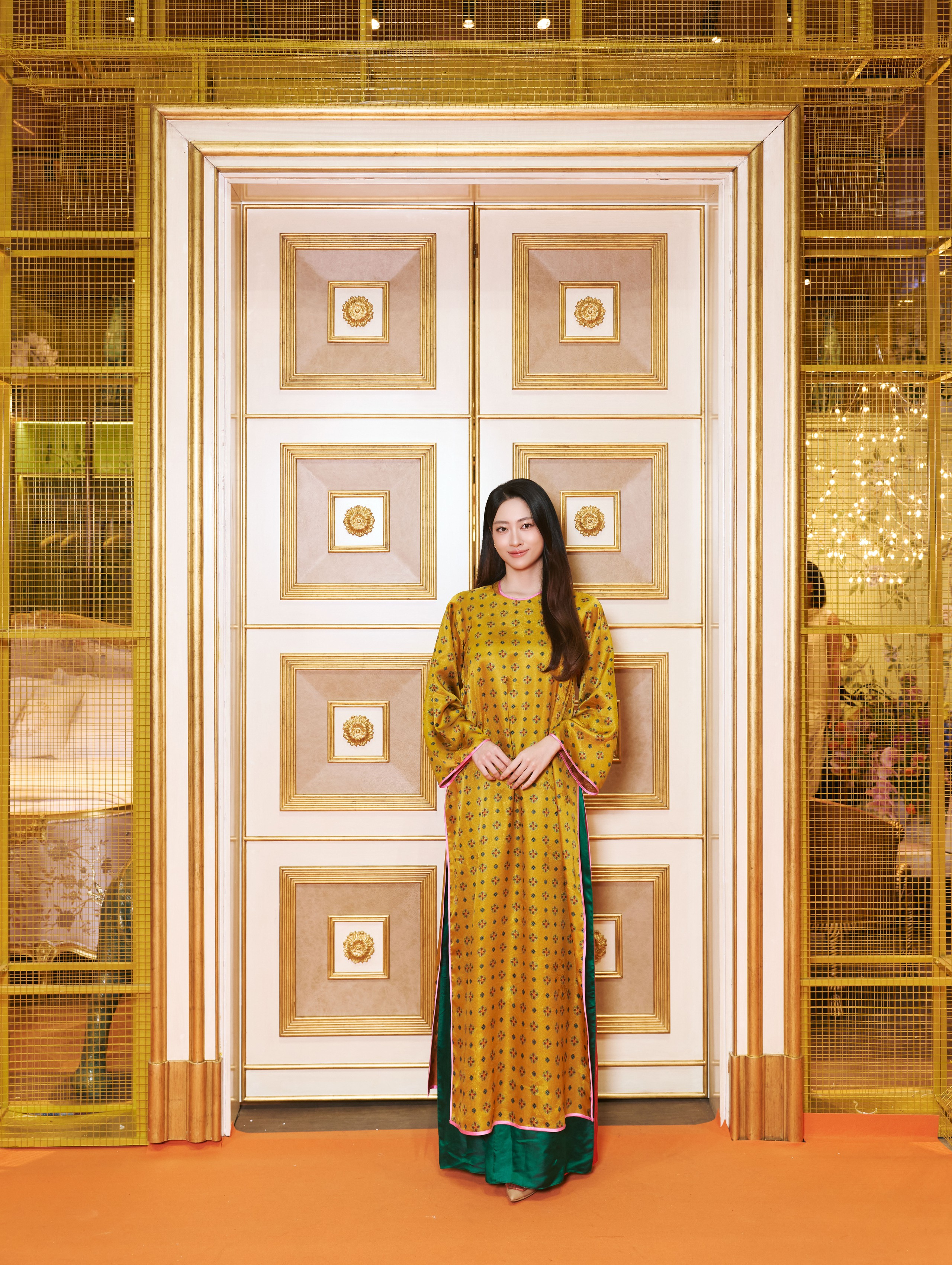 Gallery - Anh Tài Osad lên đồ lịch lãm, diện blazer nhung xuất hiện cùng dàn mỹ nhân Vbiz - image 9