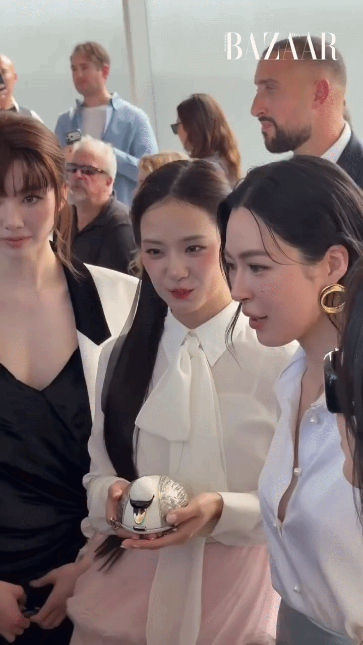 Jisoo , Jang Wonyoung và Địch Lệ Nhiệt Ba tỏa sáng tại show Dior 2026 - Ảnh 11. Jisoo , Jang Wonyoung và Địch Lệ Nhiệt Ba tỏa sáng tại show Dior 2026 - Ảnh 11.