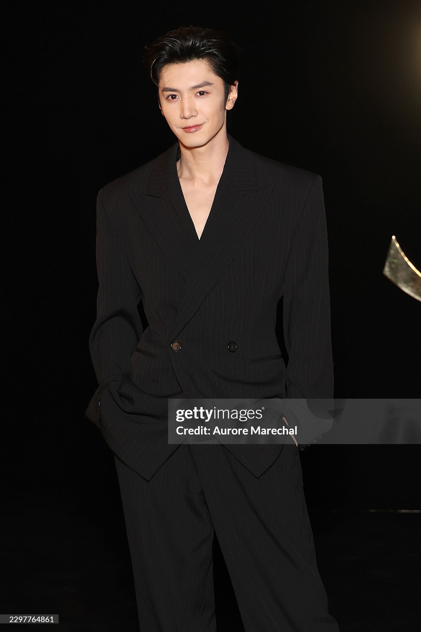 Ros&eacute; v&agrave; Jun Ji Hyun tỏa s&aacute;ng tại Saint Laurent SS27 , ghi dấu ấn thời trang tuyệt đẹp - Ảnh 15.