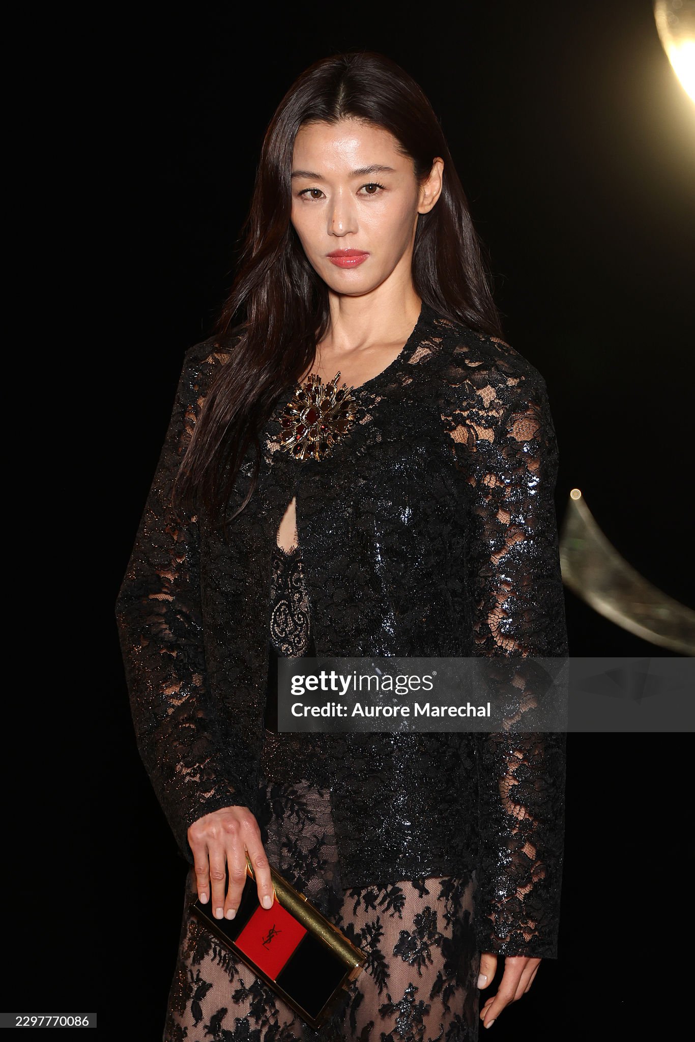 Ros&eacute; v&agrave; Jun Ji Hyun tỏa s&aacute;ng tại Saint Laurent SS27 , ghi dấu ấn thời trang tuyệt đẹp - Ảnh 7.
