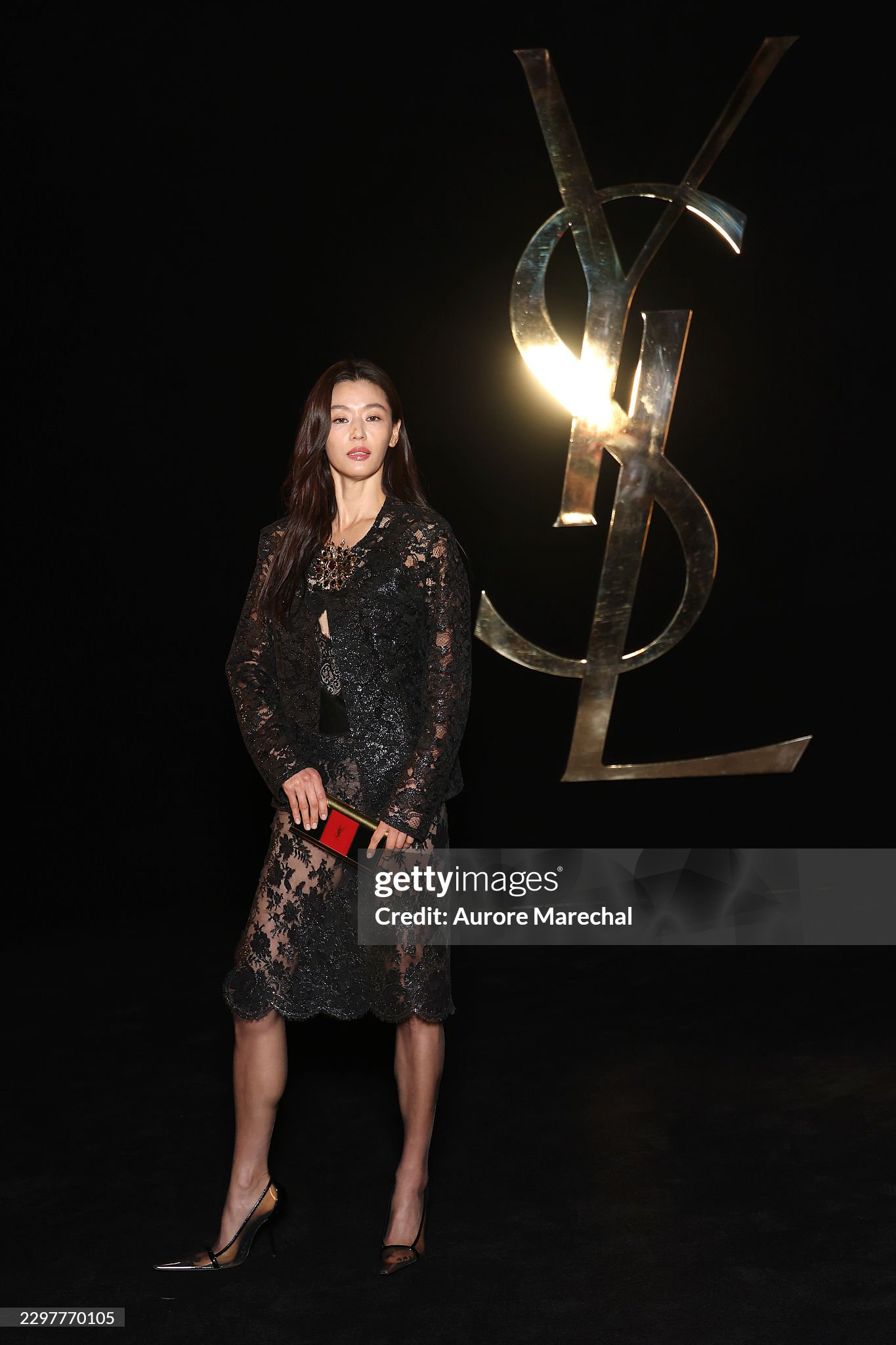 Ros&eacute; v&agrave; Jun Ji Hyun tỏa s&aacute;ng tại Saint Laurent SS27 , ghi dấu ấn thời trang tuyệt đẹp - Ảnh 8.