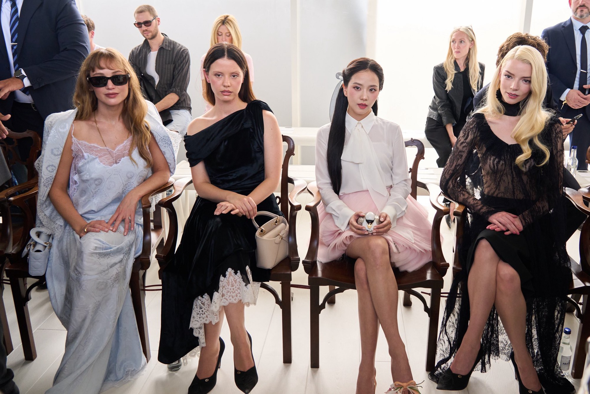 Jisoo v&agrave; những trang phục g&acirc;y tranh c&atilde;i tại Fashion Week 2026 - Ảnh 9.