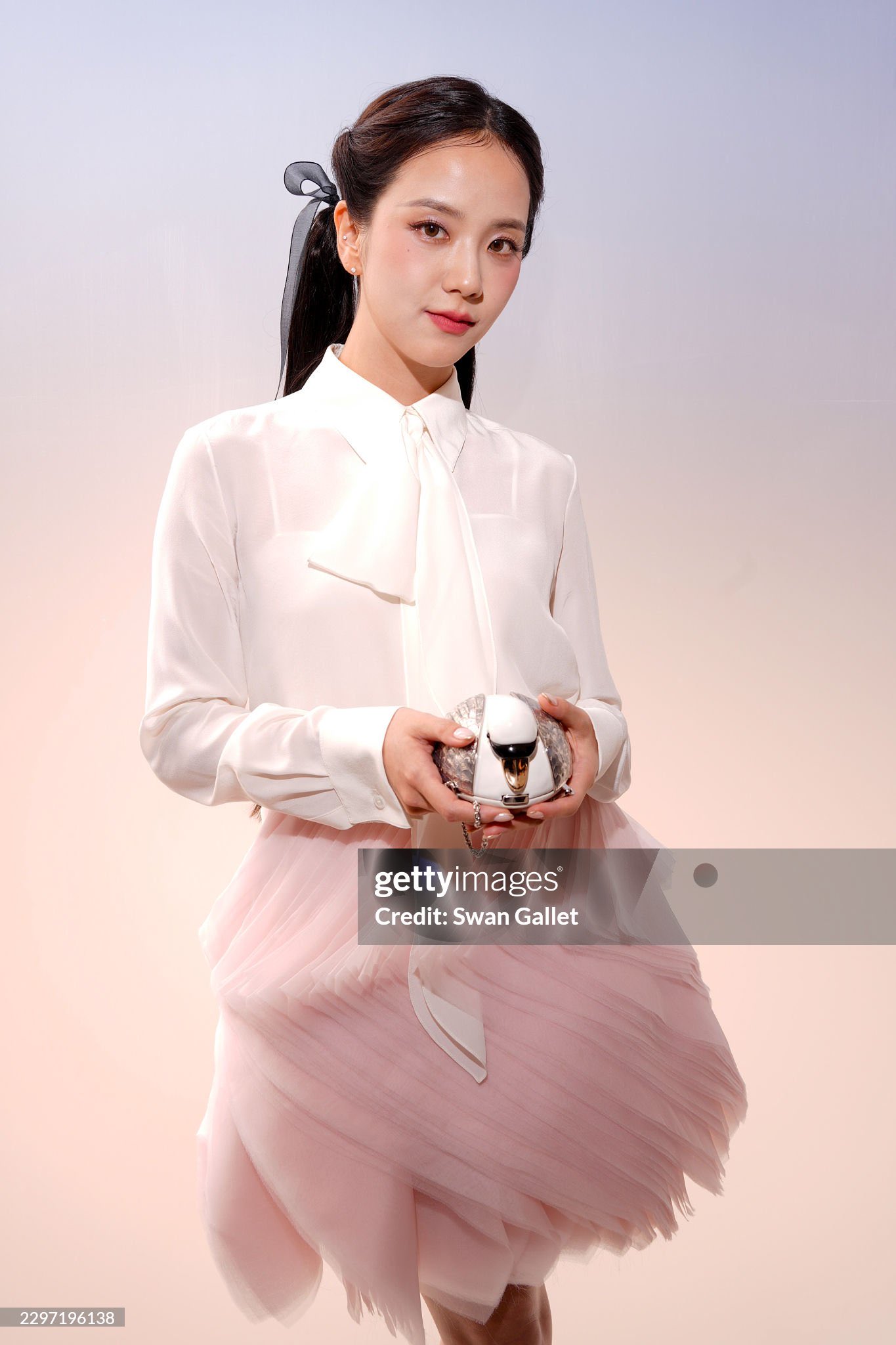 Jisoo v&agrave; những trang phục g&acirc;y tranh c&atilde;i tại Fashion Week 2026 - Ảnh 2.