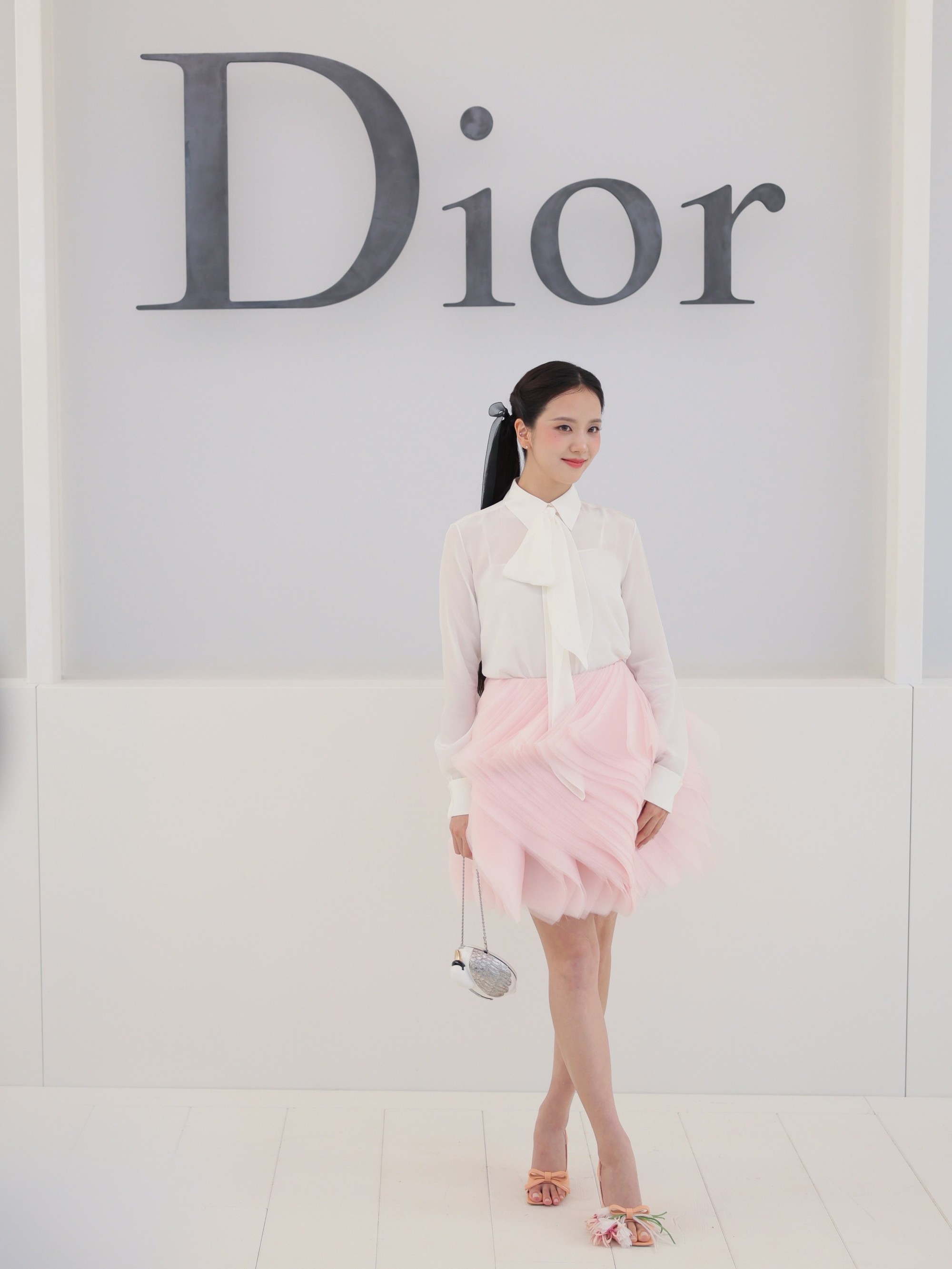 Jisoo v&agrave; những trang phục g&acirc;y tranh c&atilde;i tại Fashion Week 2026 - Ảnh 1.